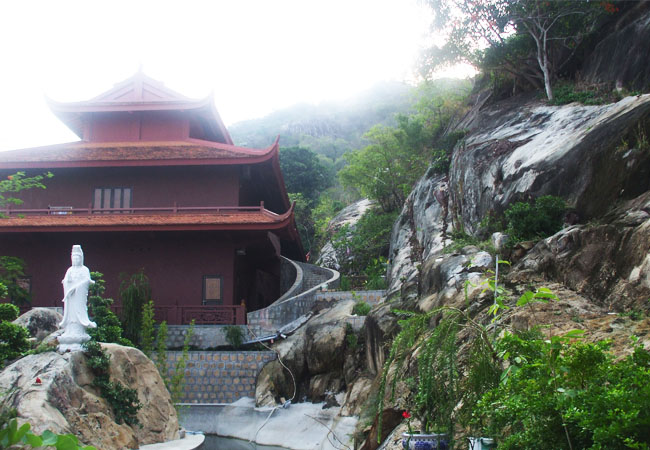 Thăm cảnh chùa Hang Phù Mỹ - Bình Định